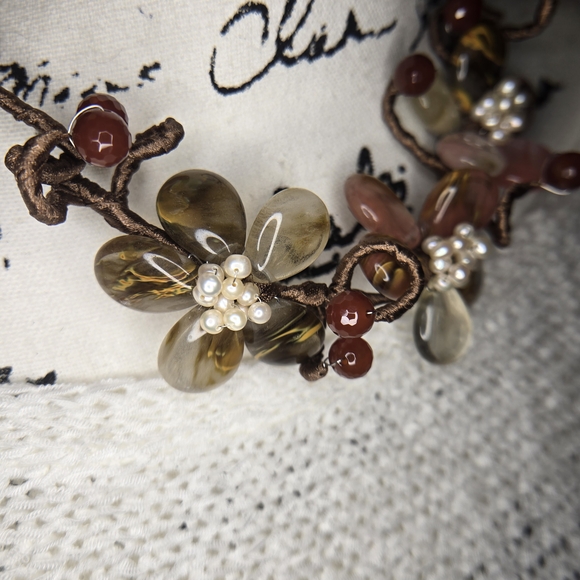 Elegant Floral Beaded Necklace - Picture 2 of 9